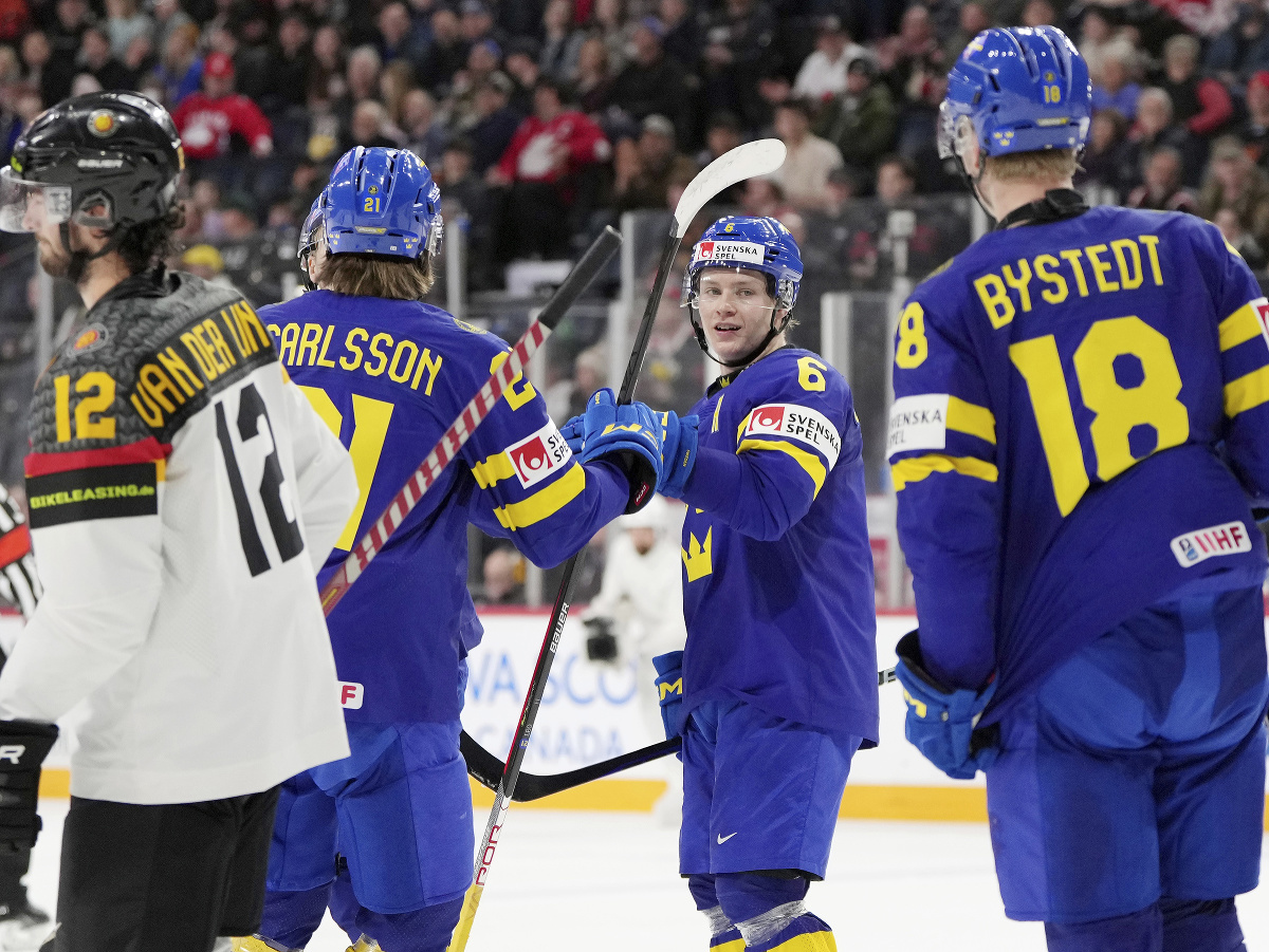 Švédski hokejisti zľava Leo Carlsson, Victor Sjöholm a Filip Bystedt sa tešia po strelení úvodného gólu