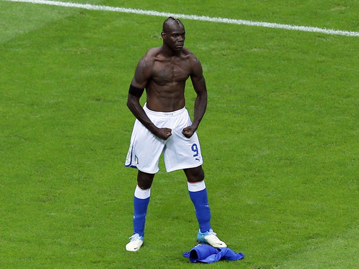 Mario Balotelli a už legendárna oslava gólu proti Nemecku