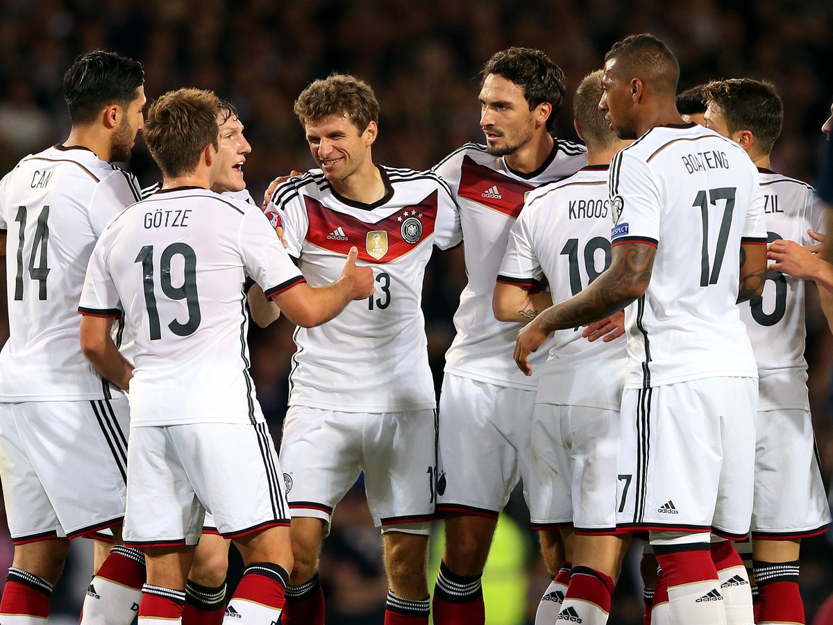 Thomas Müller oslavuje strelenie gólu s jeho spoluhráčmi