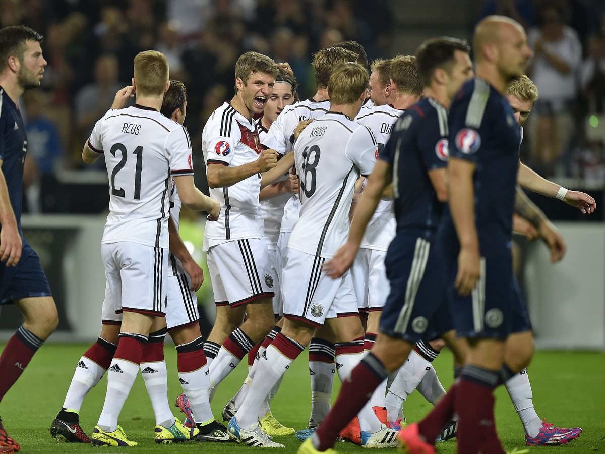 Thomas Müller so spoluhráčmi oslavuje vedúci gól Nemecka