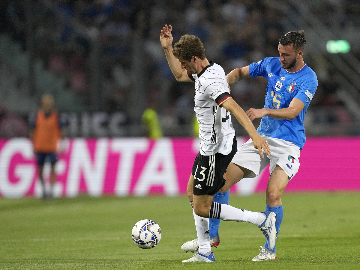Thomas Müller a Bryan Cristante počas zápasu