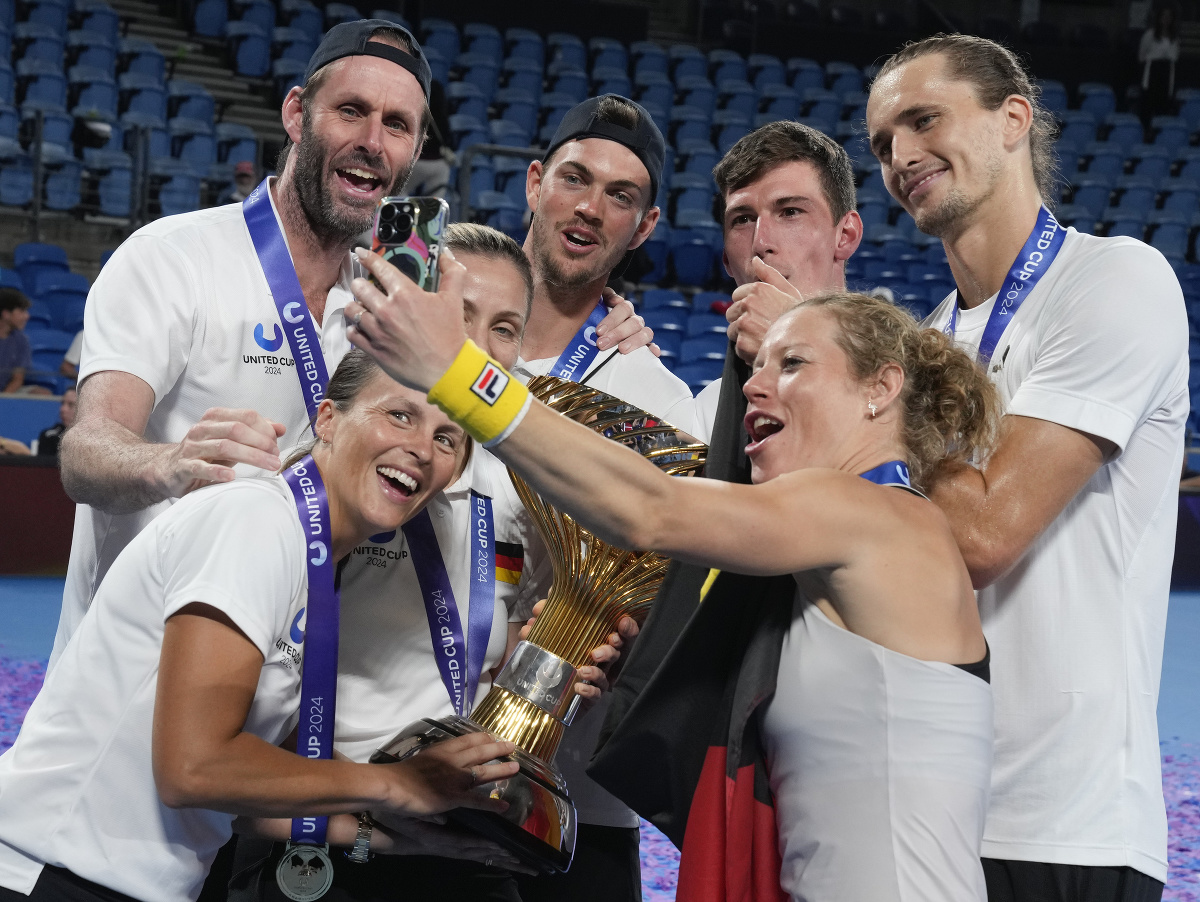 Členovia nemeckého tímu sa fotia s trofejou po zisku United Cupu v austrálskom Sydney