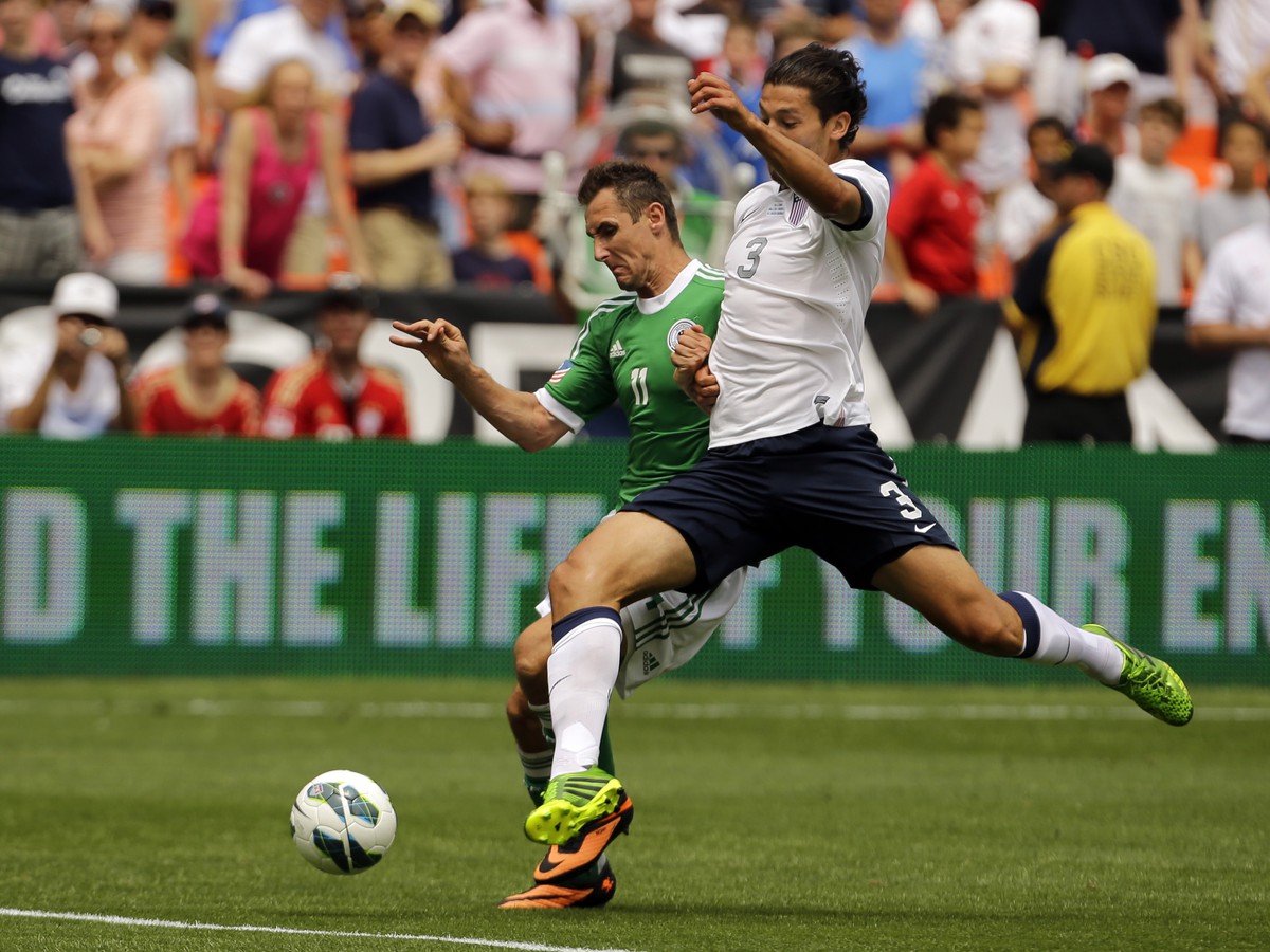 Miroslav Klose a Omar Gonzalez v súboji o loptu