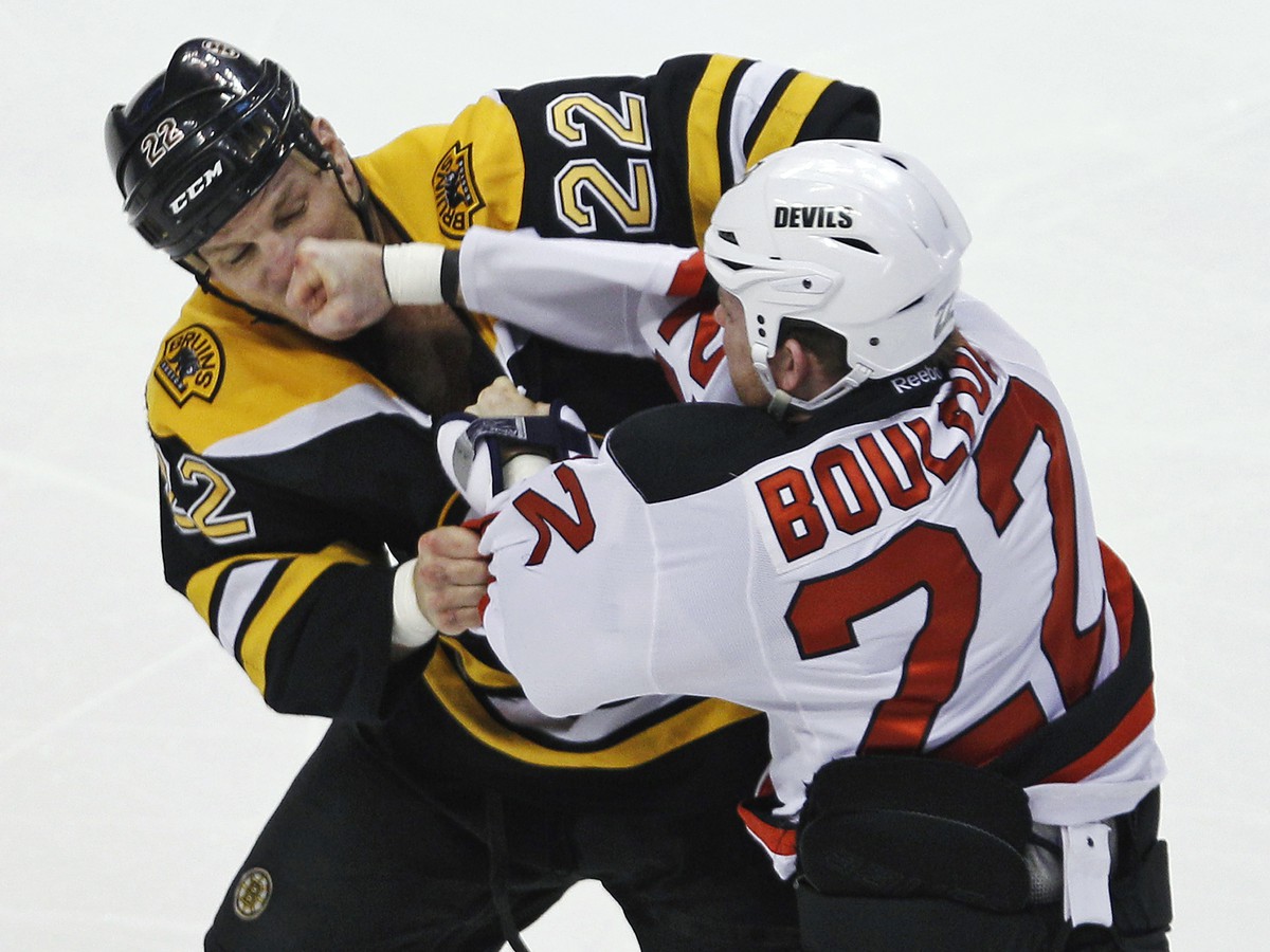 Eric Boulton a Shawn Thornton v pästiarskom súboji