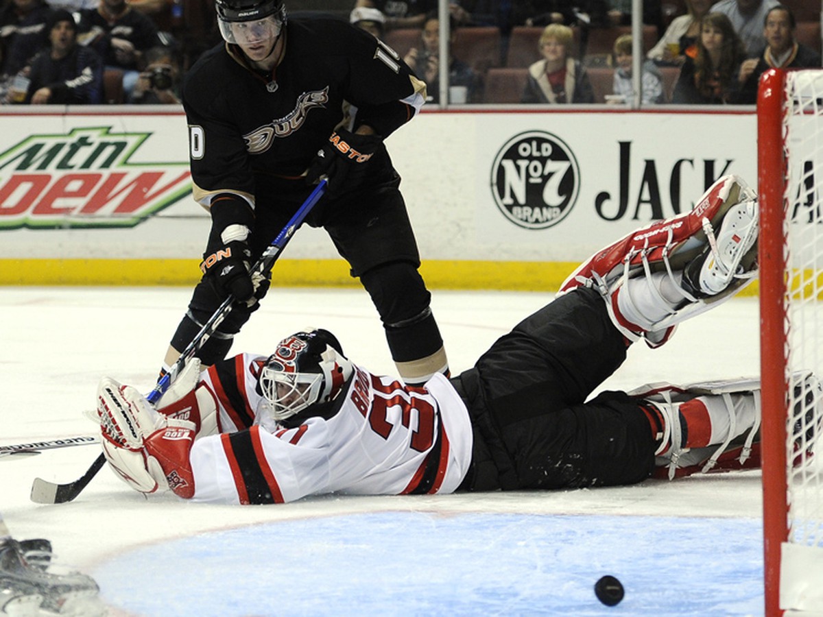Corey Perry v útoku na Martina Brodeura
