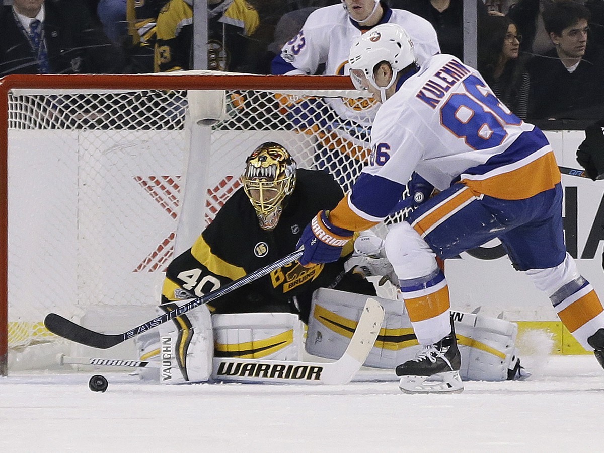 Nikolaj Kulemin z New Yorku Islanders strieľa gól brankárovi Bostonu Bruins Tuukkovi Raskovi