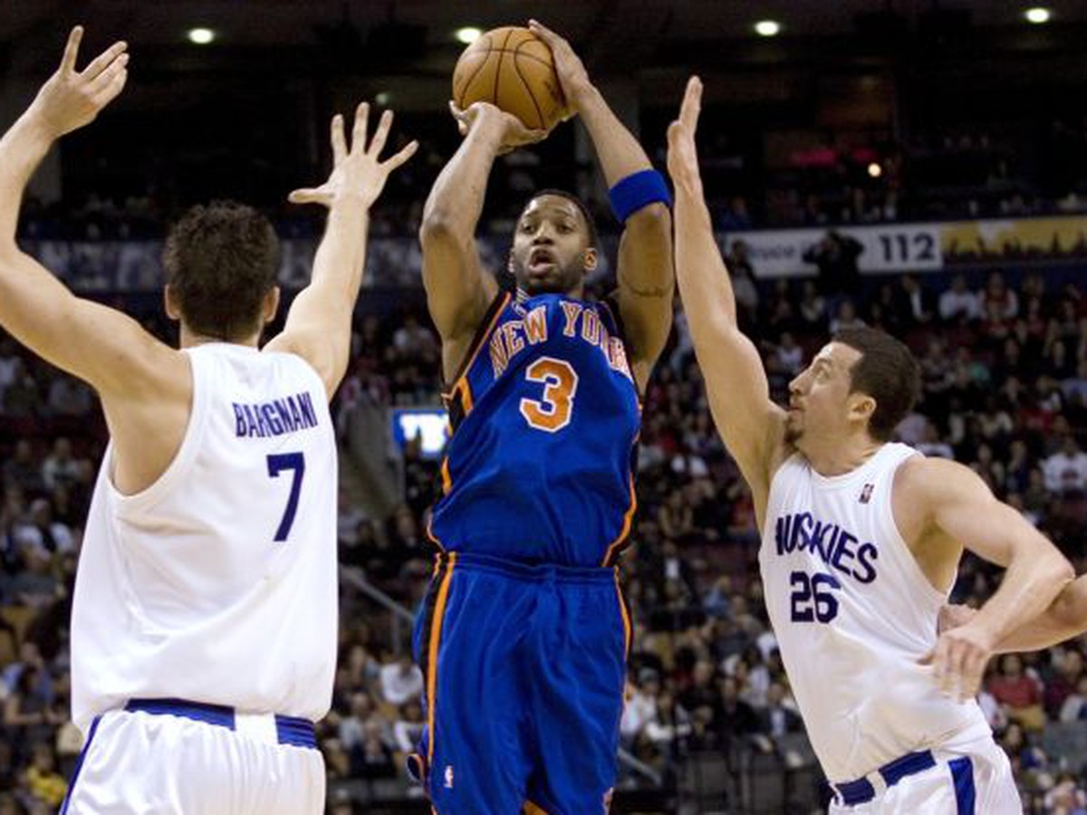 Tracy McGrady v obkľúčení hráčov Toronta