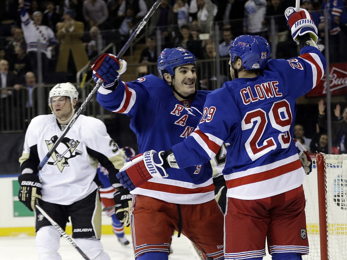 Brian Boyle a Ryane Clowe sa tešia z gólu