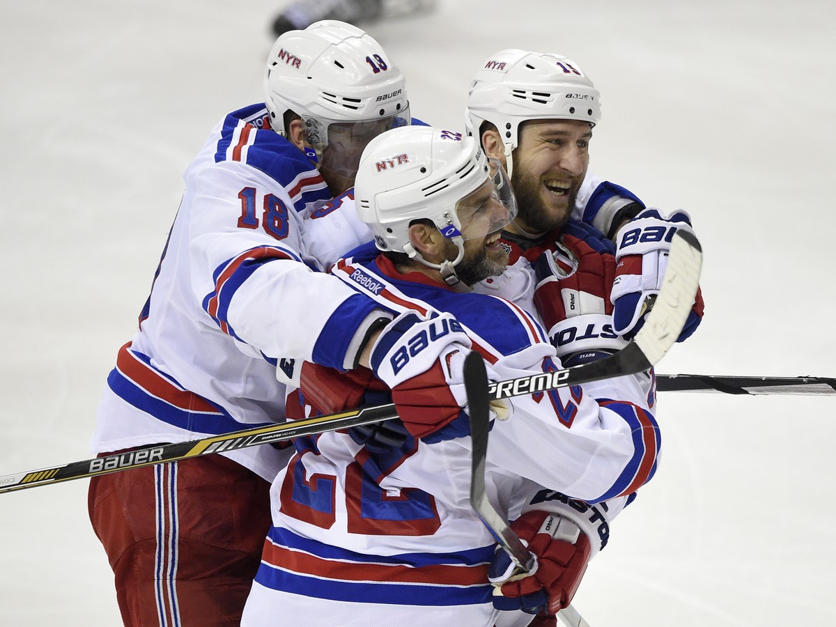 Hokejisti NY Rangers oslavujú gól Dana Boyla (22)