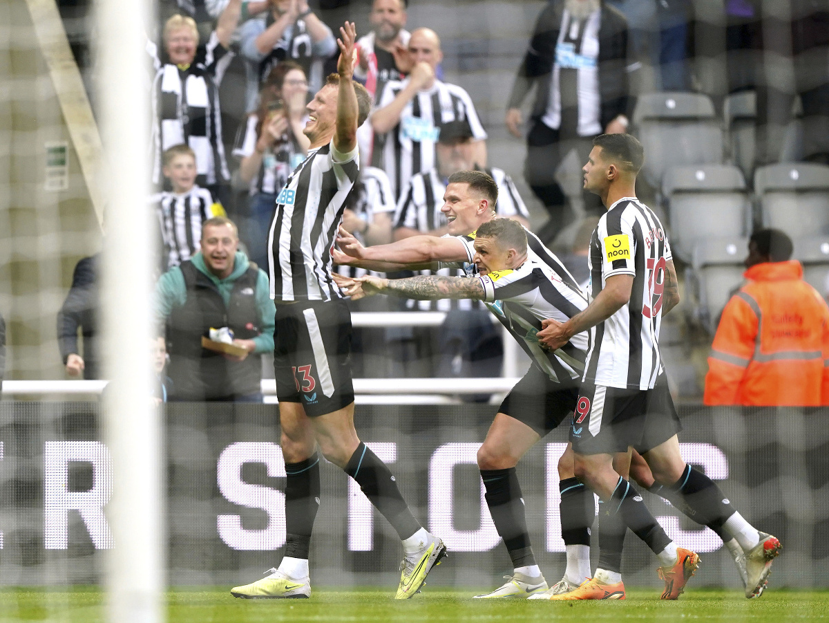 Na snímke vľavo hráč Newcastle Dan Burn oslavuje gól 