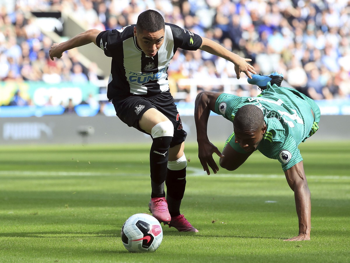 Miguel Almiron a Christian Kabasele
