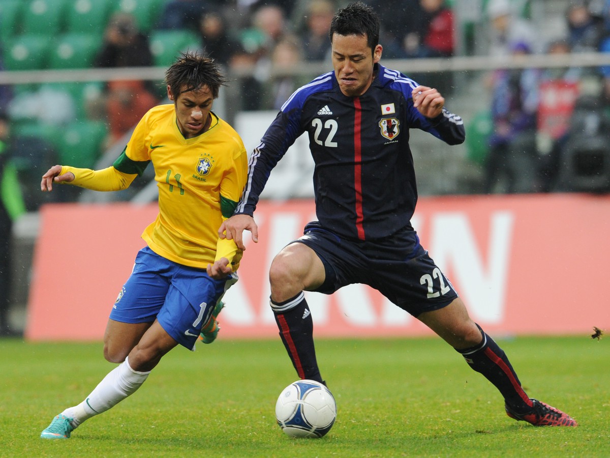 Neymar v súboji o loptu s Yoshidom