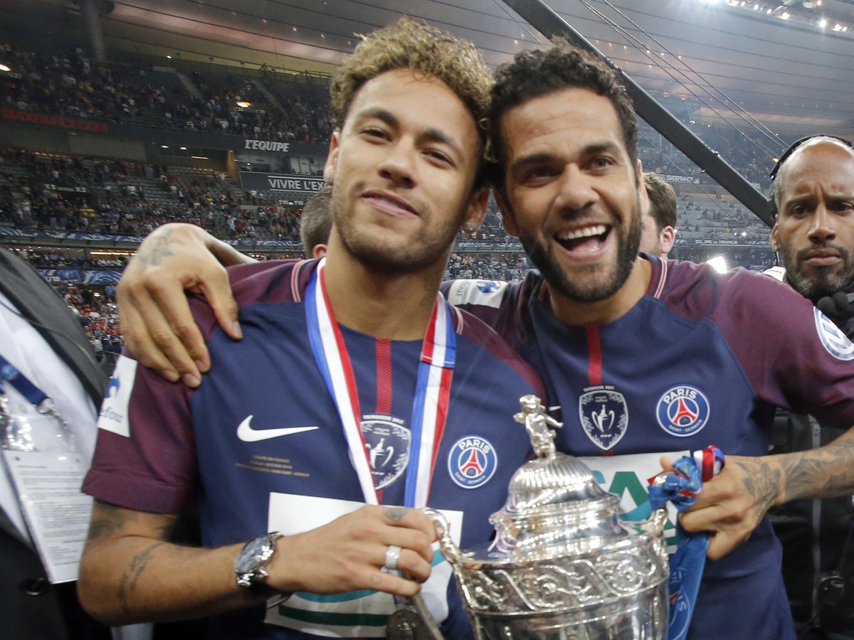 Na snímke hráči PSG Neymar (vľavo) a Dani Alves počas osláv zisku Francúzskeho pohára