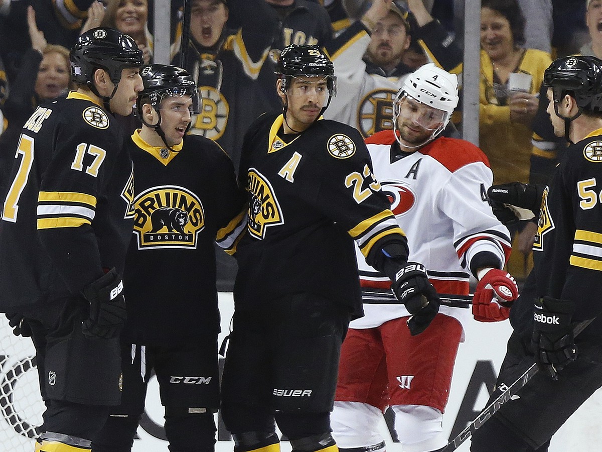Seth Griffin oslavuje gól so spoluhráčmi z Bostonu Bruins