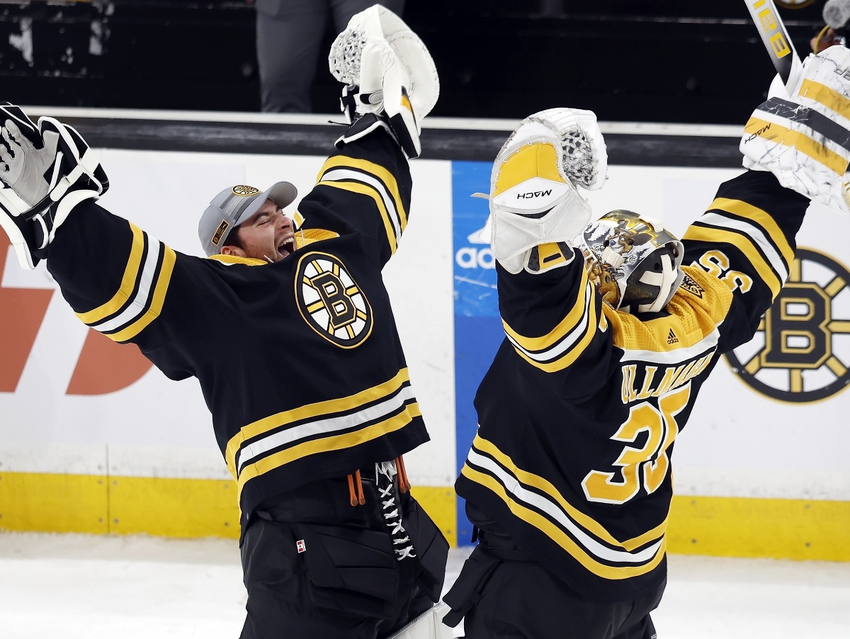 Brankárska dvojka Linus Ullmark a Jeremy Swayman oslavujú jedno z mnohých víťazstiev Bruins v tejto sezóne