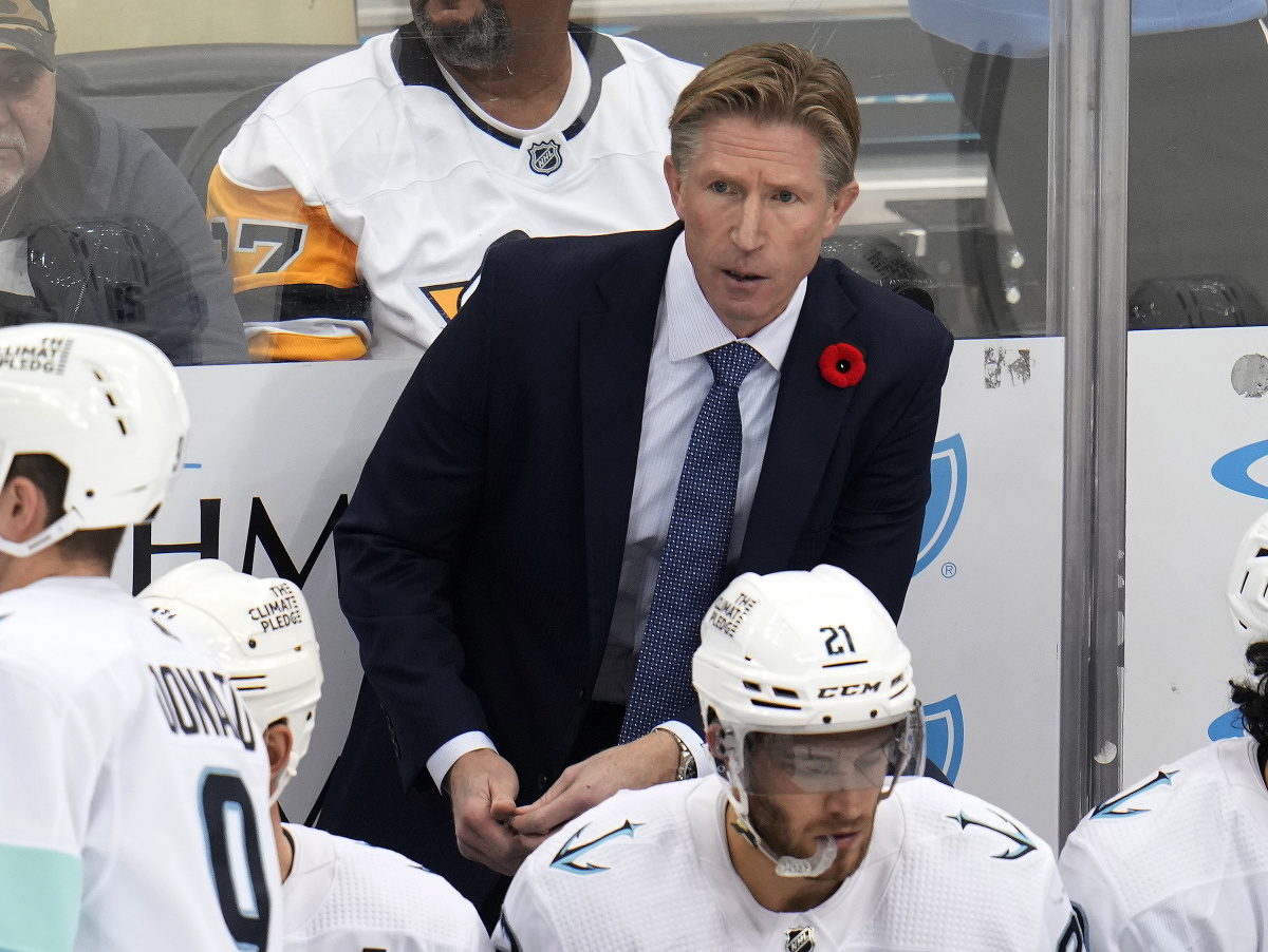 Tréner Dave Hakstol na lavičke Seattlu Kraken