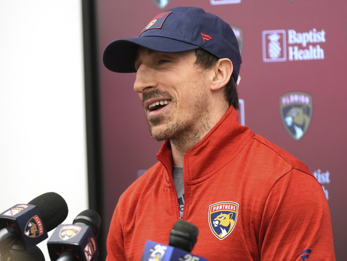 Brad Marchand počas prvej tlačovej konferencie ako hráč Floridy Panthers