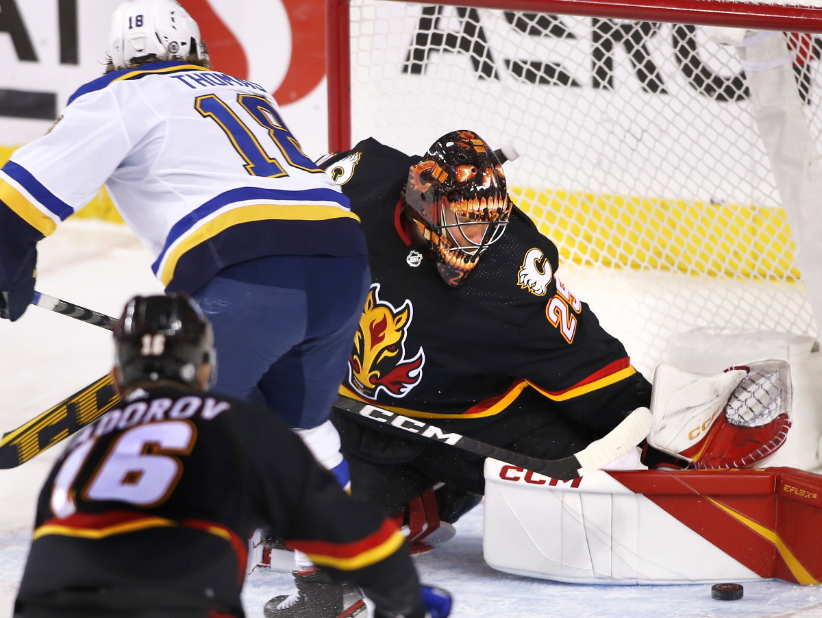 Brankár Calgary Jacob Markström zasahuje
