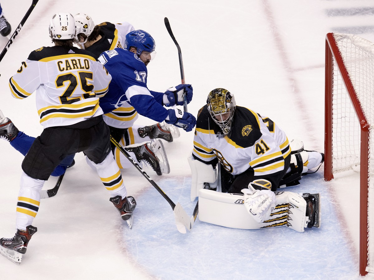 Momentka zo zápasu Bruins a Lightning