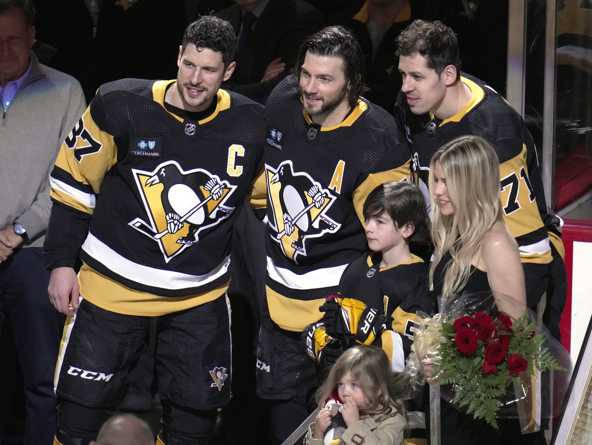 Sydney Crosby, Kris Letang a Jevgenij Malkin počas ceremoniálu pri príležitosti 1000. zápasu Krisa Letanga v NHL