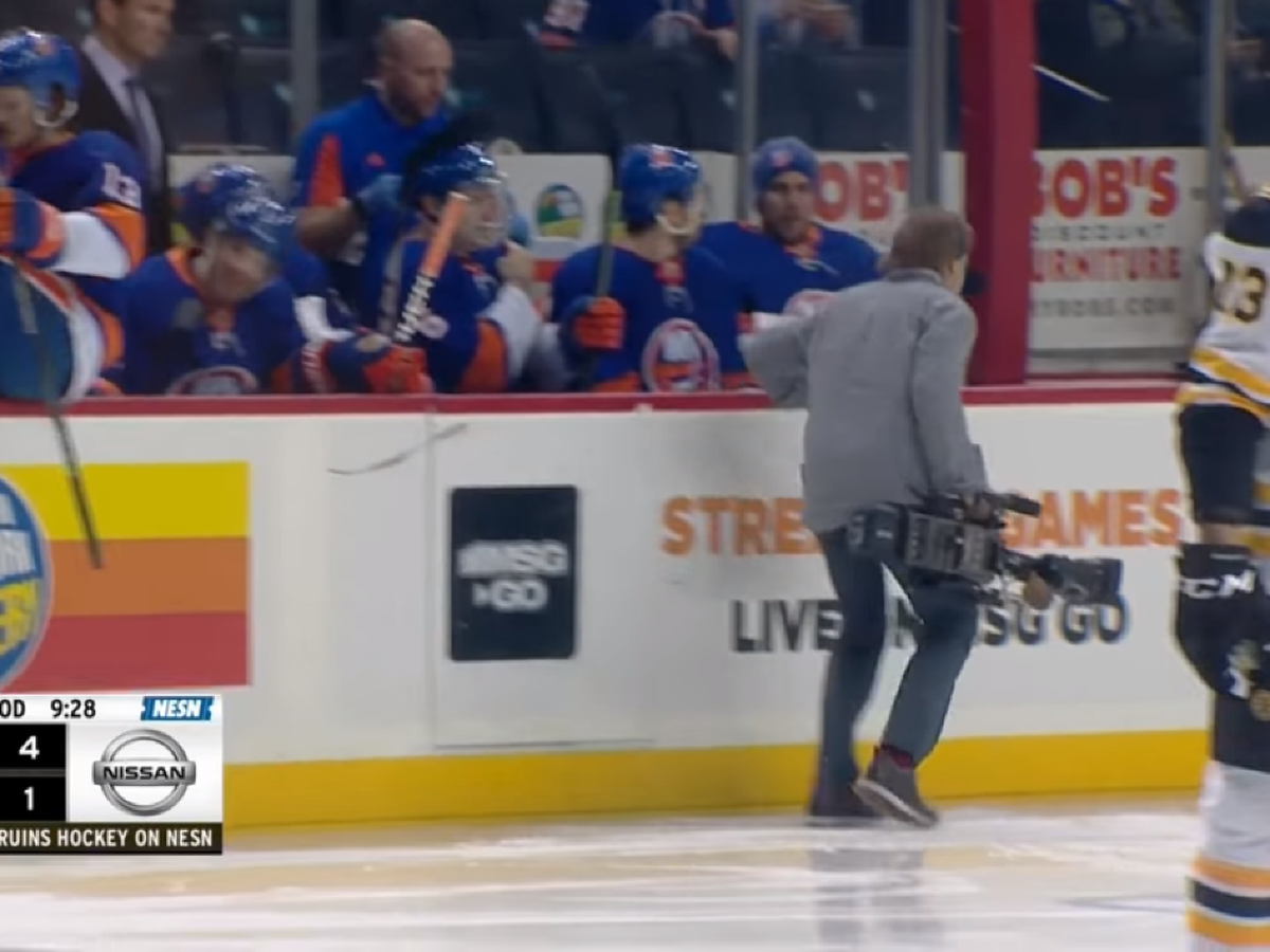 Kameraman v zápase Islanders - Bruins