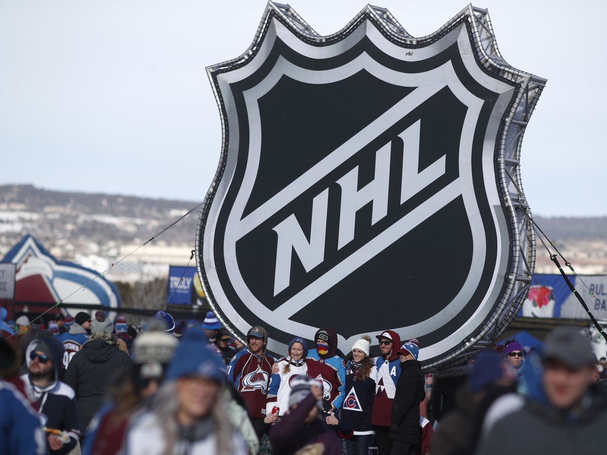Fanúšikovia držia logo NHL