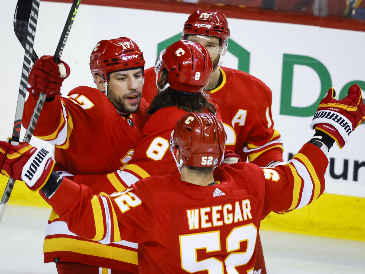Hokejisti Calgary Flames oslavujú gól