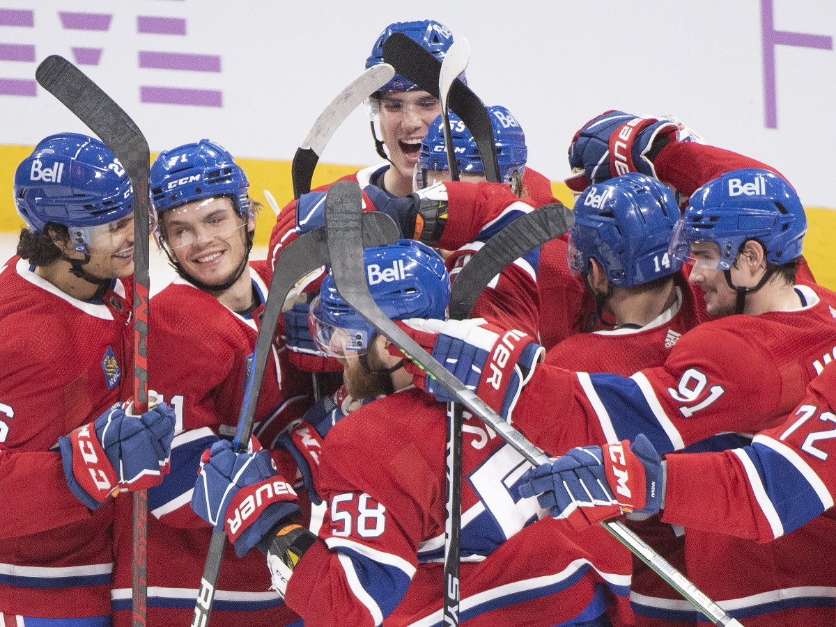 Hokejisti Montrealu Canadiens oslavujú víťazstvo