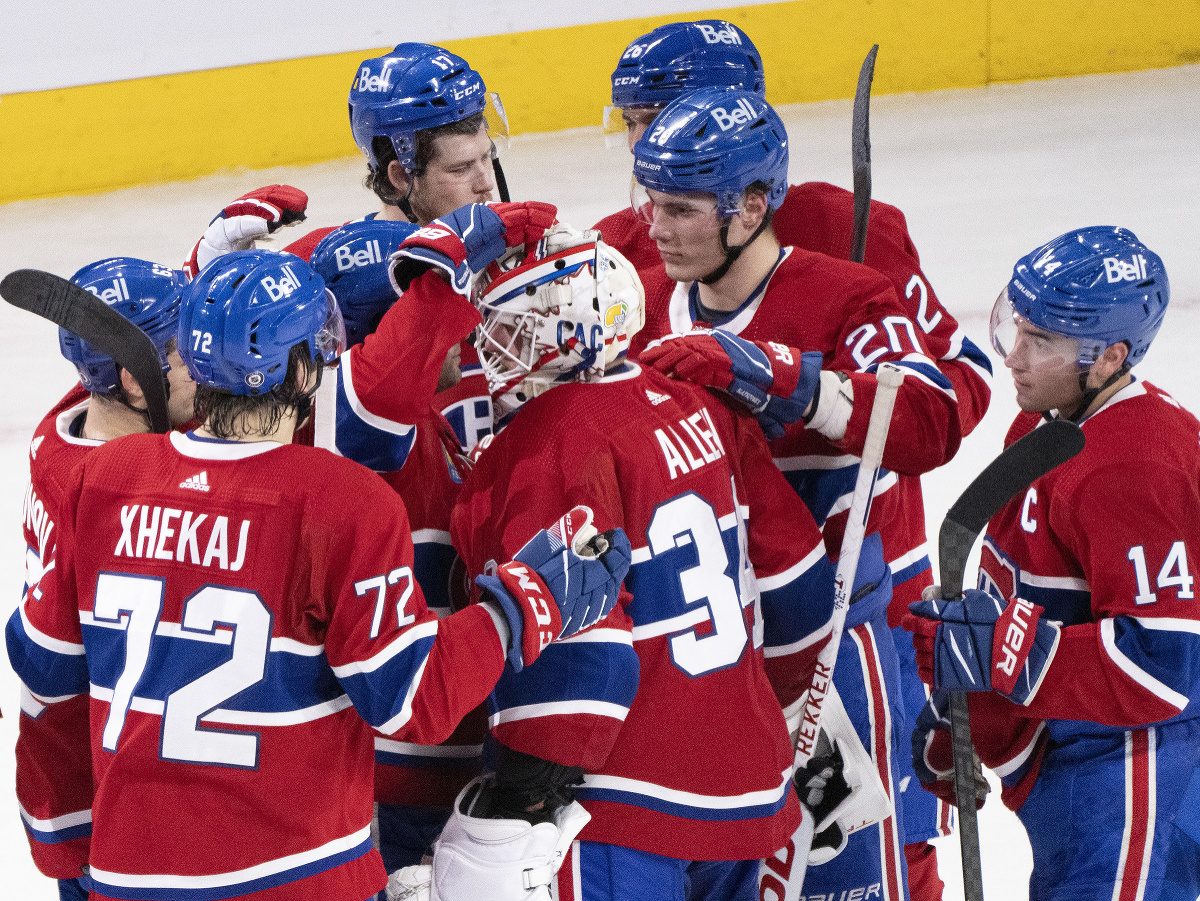 Hokejista Montrealu Canadiens Juraj Slafkovský a jeho spoluhráči oslavujú víťazstvo