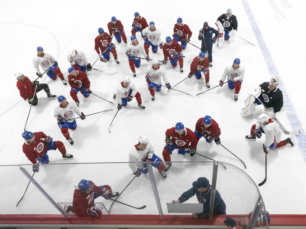 Hokejisti Montrealu Canadiens počas tréningu 