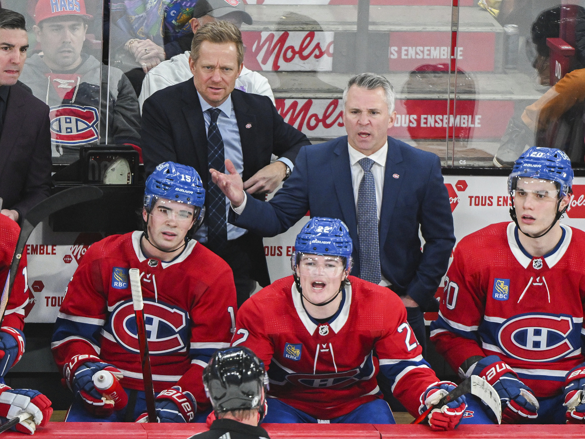 Juraj Slafkovský (dole vpravo) na lavičke Montrealu Canadiens, hore tréner Martin St. Louis