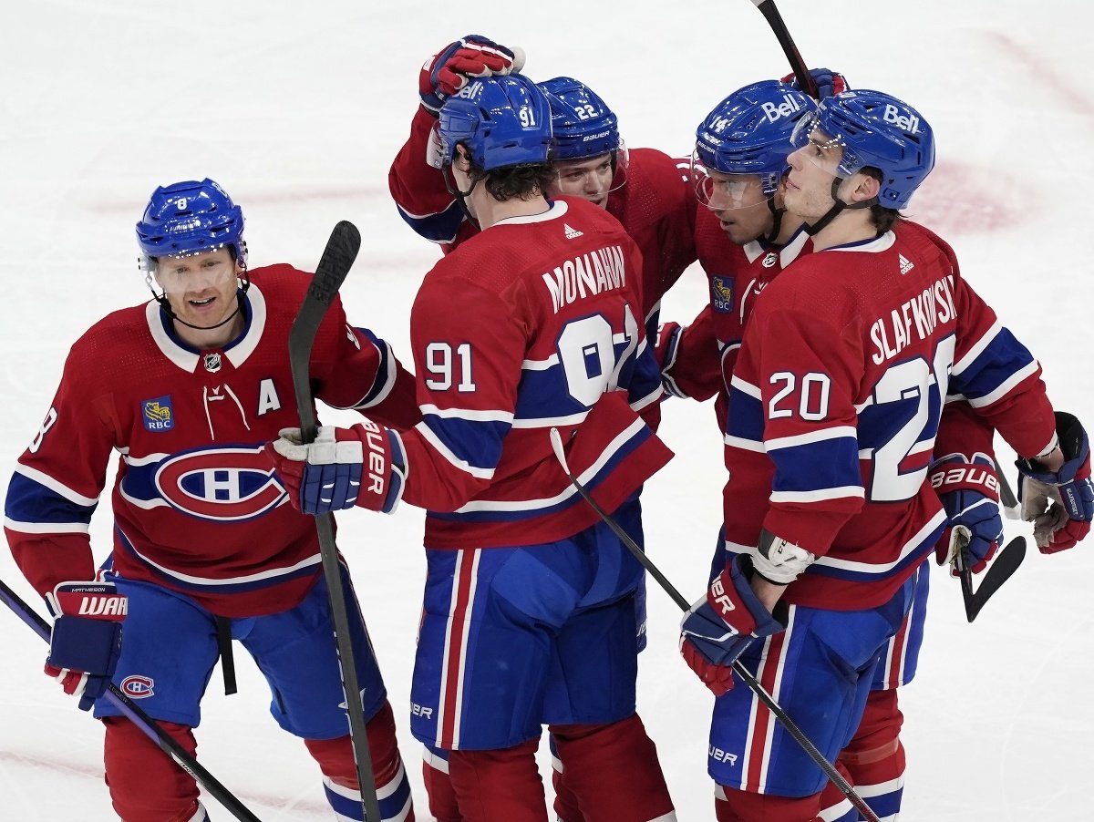 Hokejisti Montrealu Canadiens, vpravo Juraj Slafkovský