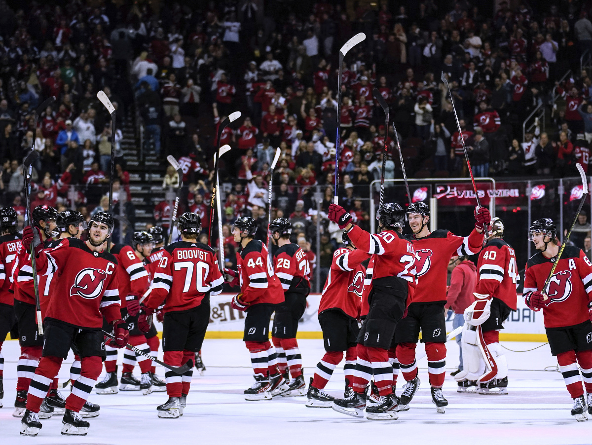 Hráči Devils oslavujú víťazstvo s fanúšikmi