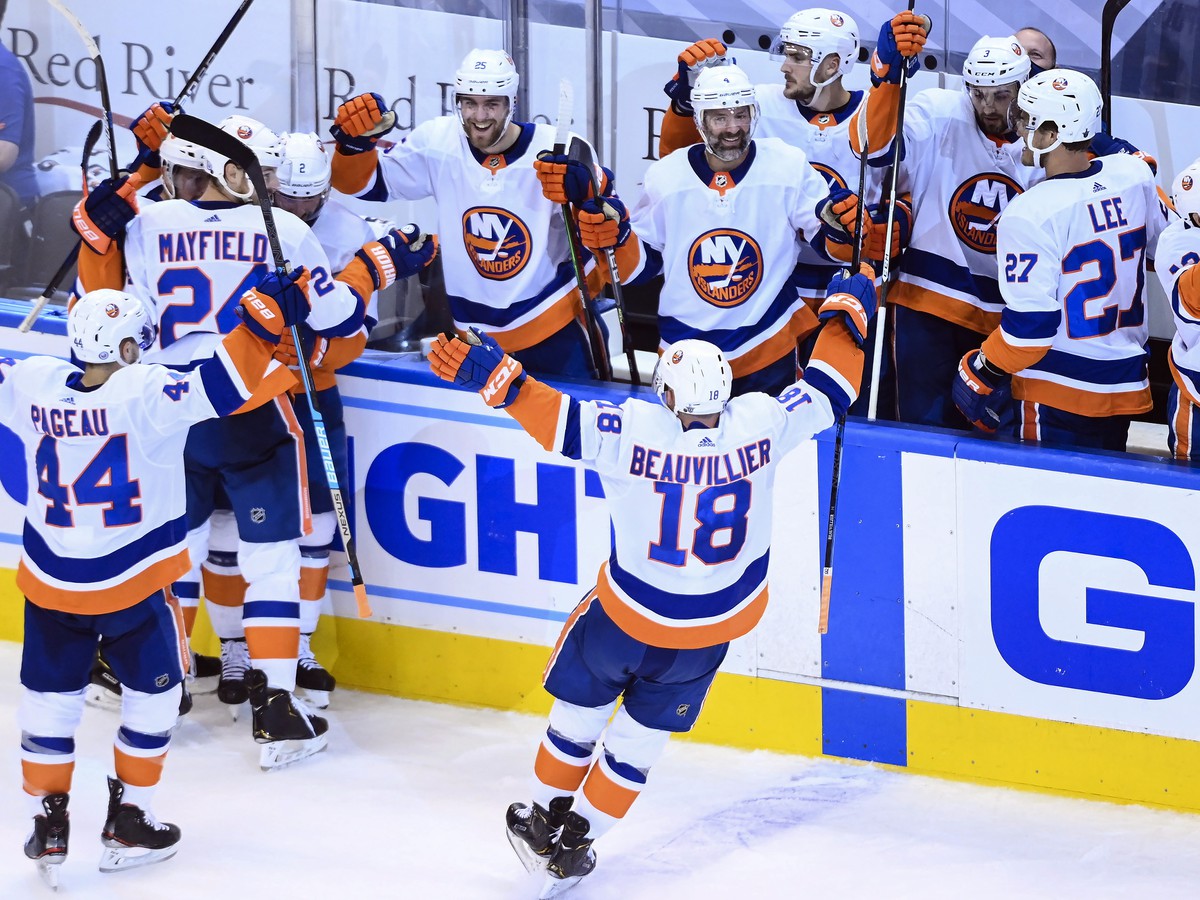 Radosť hráčov Islanders po postupe do ďalšieho kola