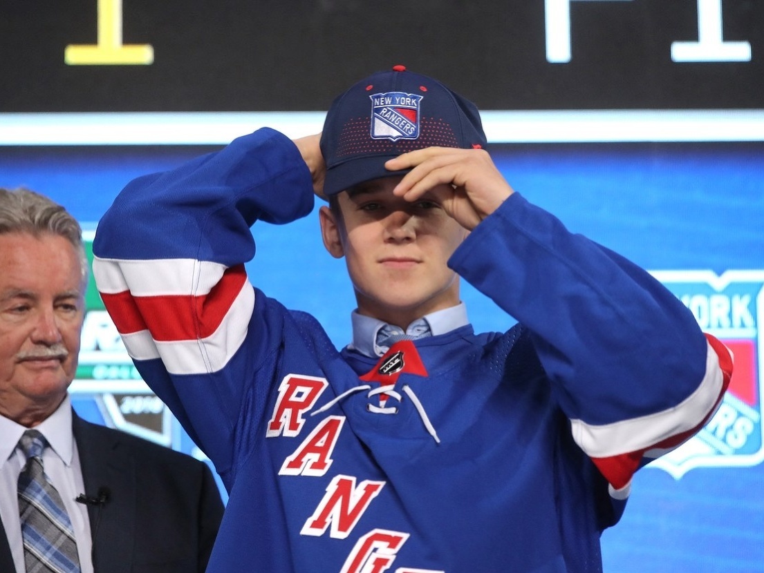 Nils Lundqvist počas NHL draftu 2018