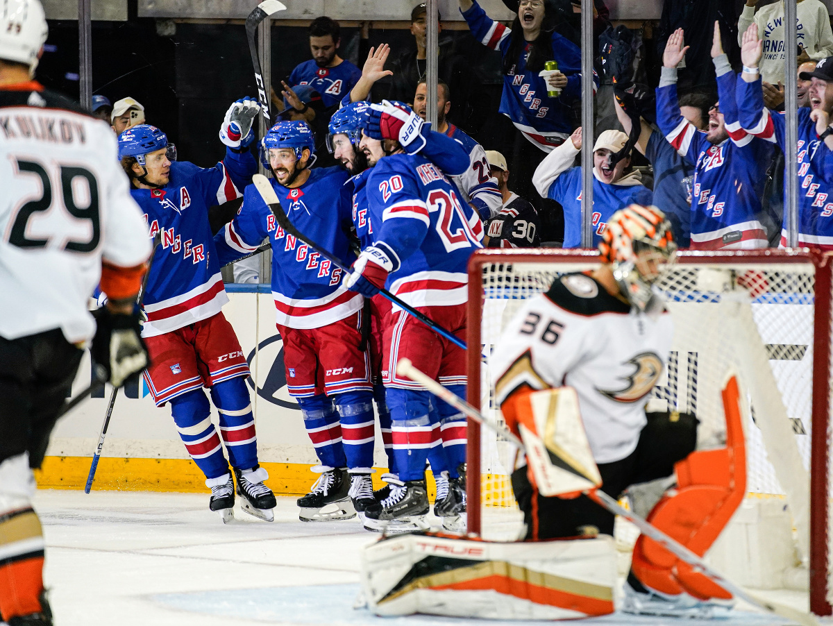Hráči New Yorku Rangers oslavujú gól v sieti Anaheimu 