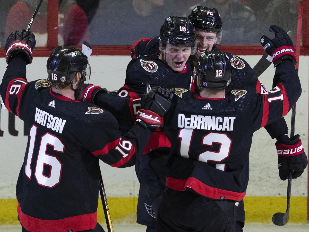 Hokejisti Ottawy Senators oslavujú gól