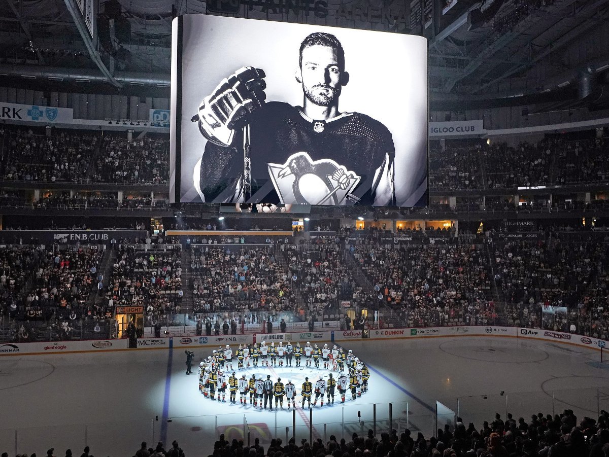 Spomienka na tragicky zosnulého hokejistu Adama Johnsona, ktorý prišiel v sobotu o život