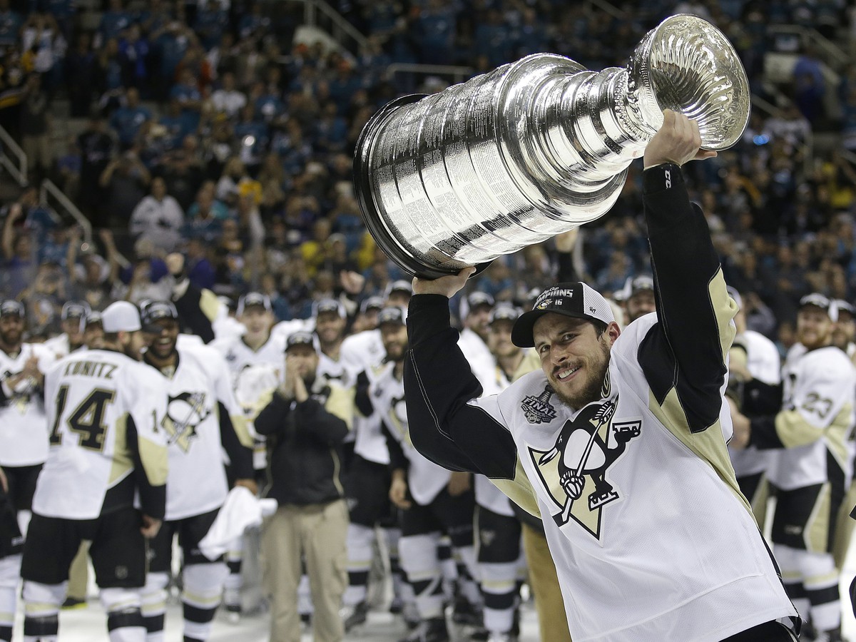 Kapitán Sidney Crosby prevzal slávny Stanley Cup