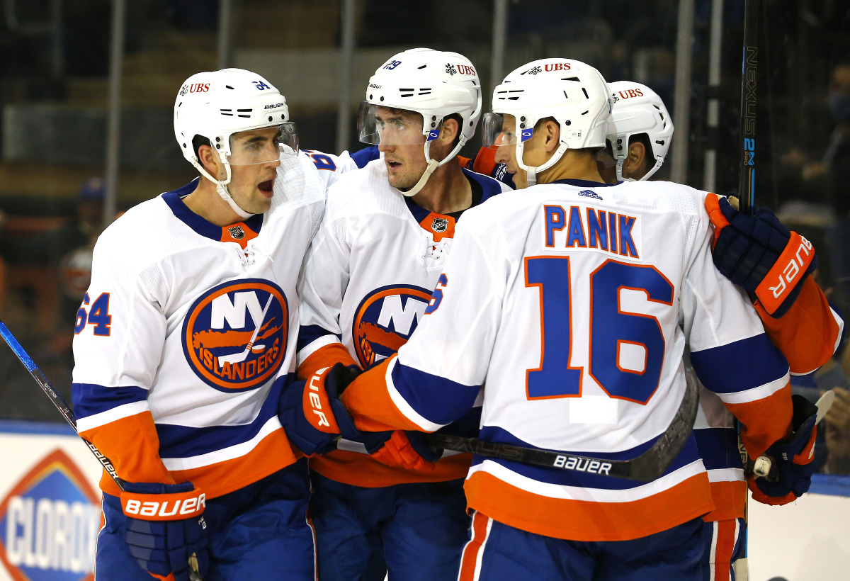 Hráči New Yorku Islanders oslavujú gól