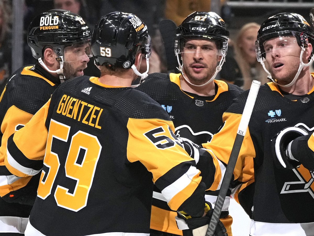 Gólová radosť hokejistov Pittsburghu, s číslom 59 sa teší aj Jake Guentzel