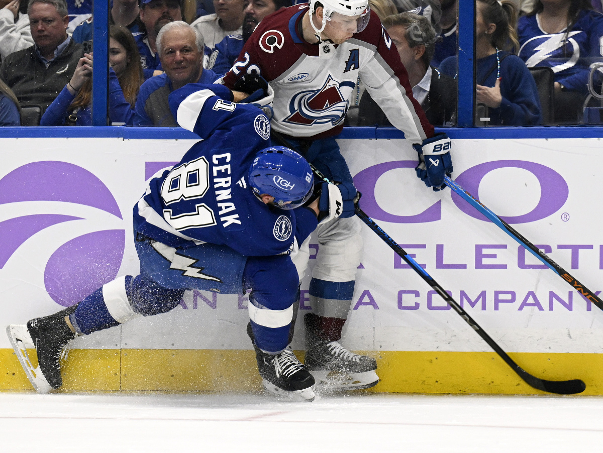 Erik Černák a Nathan MacKinnon v súboji o puk