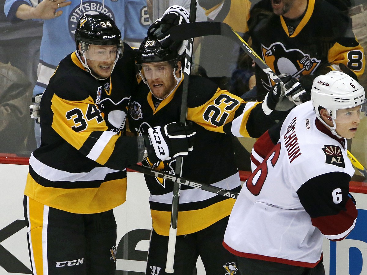 Scott Wilson z Pittsburghu oslavuje spolu so spoluhráčom Tomom Kuhnhacklom gól.