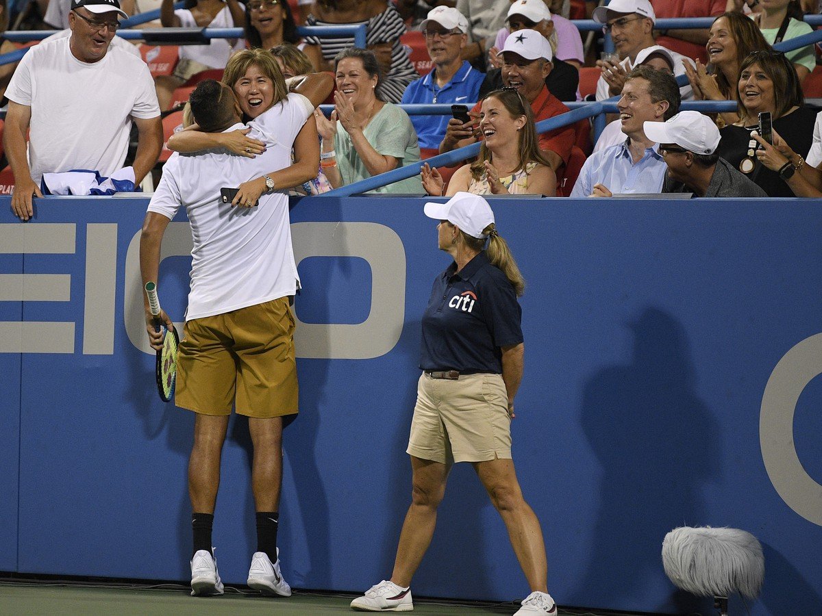 Austrálsky tenista Nick Kyrgios objíma fanúšičku po jeho výhre nad Slovákom Norbertom Gombosom