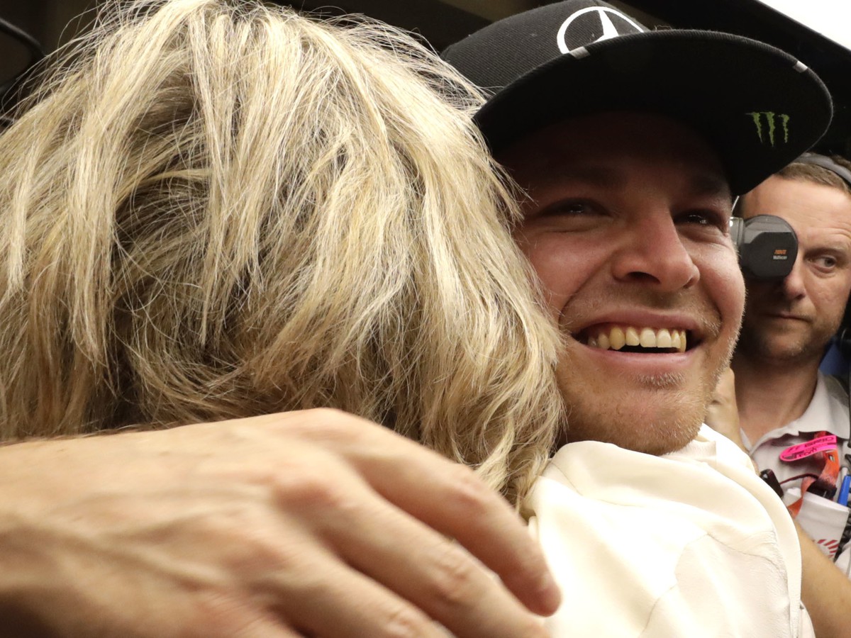 Nový šampión Nico Rosberg oslavuje titul so svojou matkou