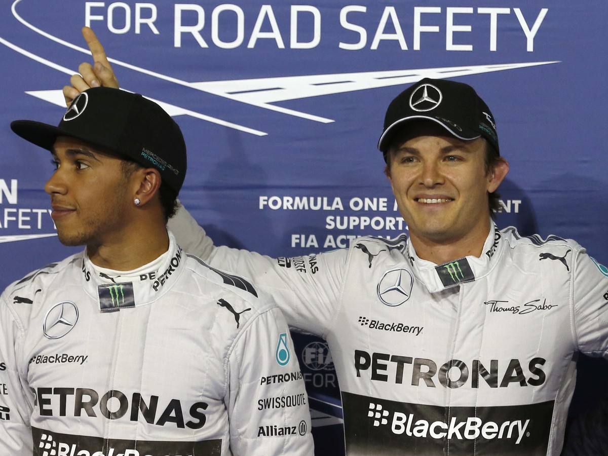 Lewis Hamilton a Nico Rosberg sa radujú po tom, čo ovládli kvalifikáciu na VC Bahrajnu