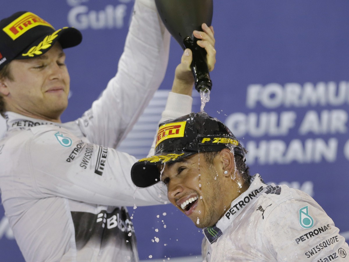 Nico Rosberg a Lewis Hamilton sa radujú z triumfu na VC Bahrajnu