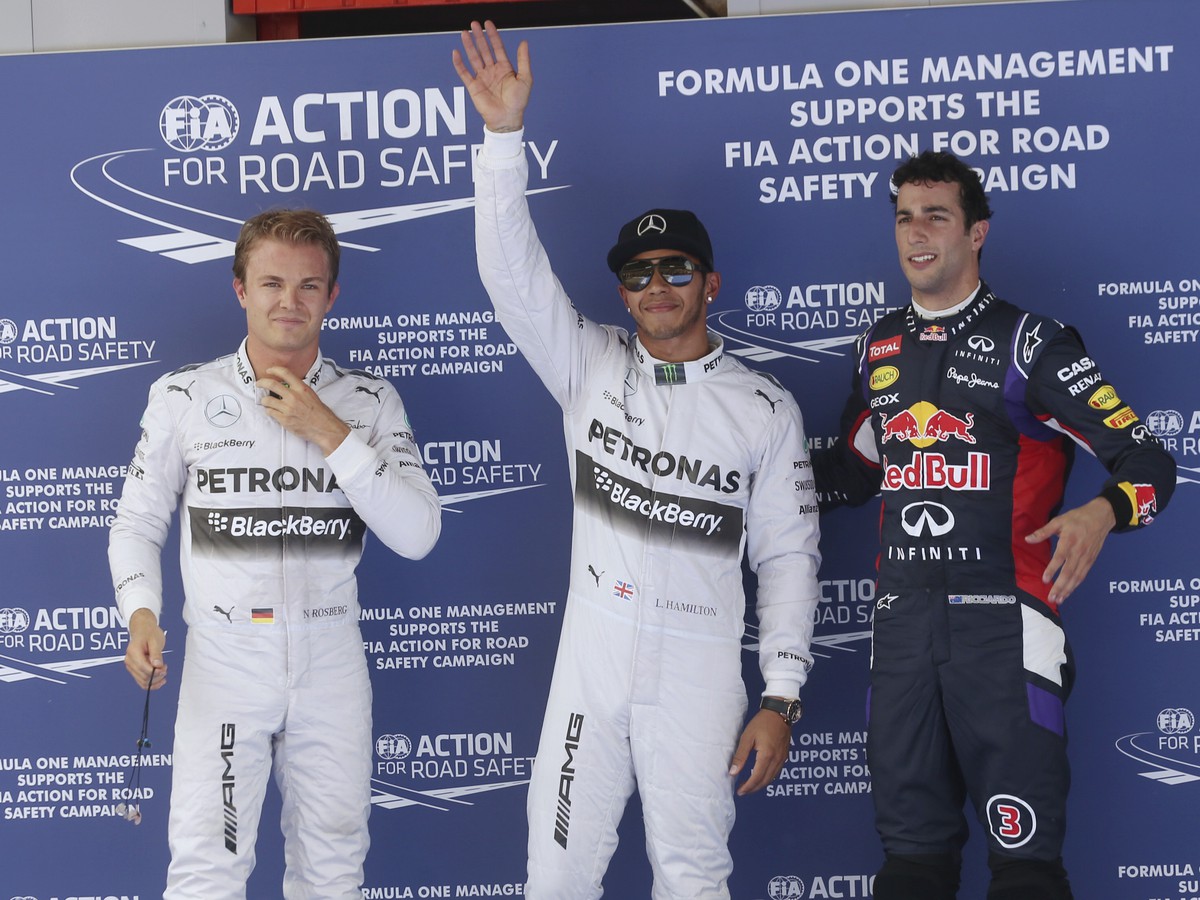 Lewis Hamilton po zisku pole position v Španielsku. Po pravej ruke jeho tímový kolega Nico Rosberg, po ľavej Daniel Ricciardo z Red Bullu; ZDROJ: SITA