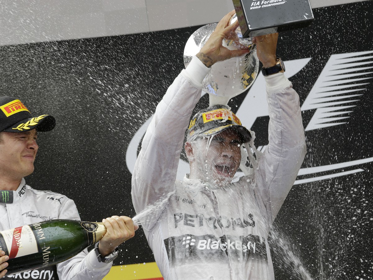 Nico Rosberg a Lewis Hamilton oslavujú úspech v Barcelone; ZDROJ: SITA