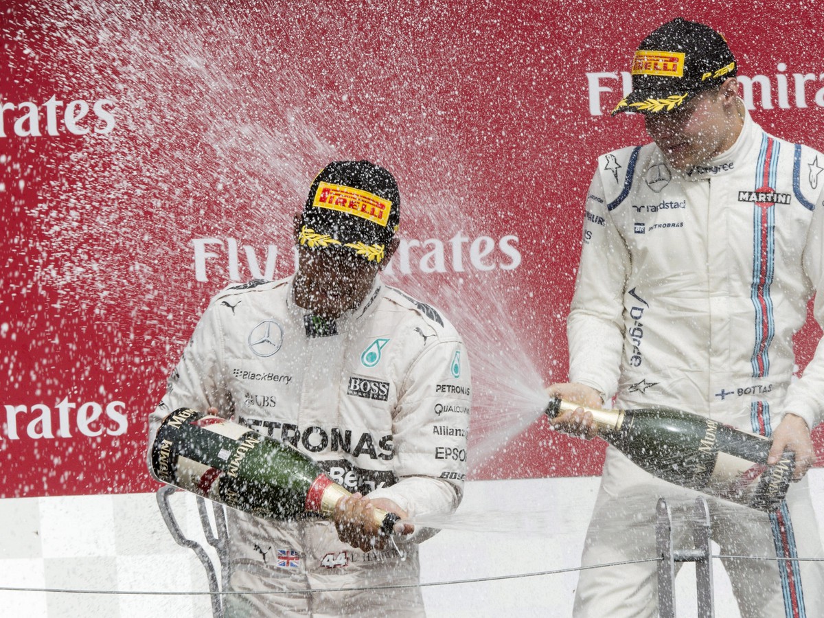 Lewis Hamilton a Nico Rosberg oslavujú